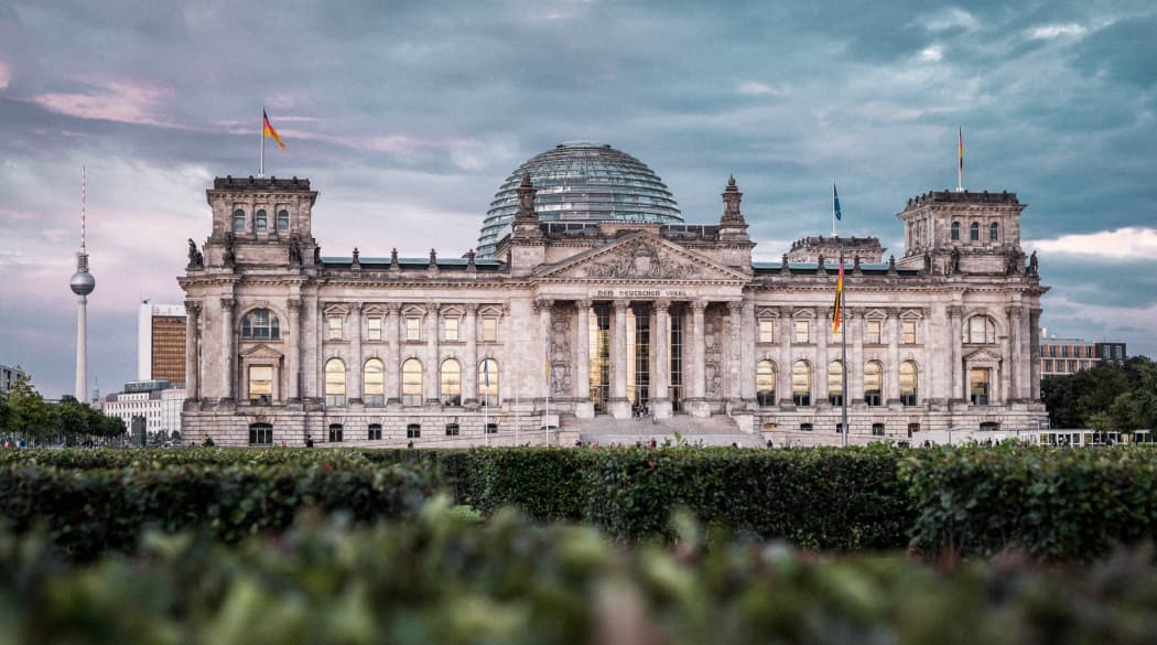 Reichstagsgebäude und Fernsehturm in Berlin
