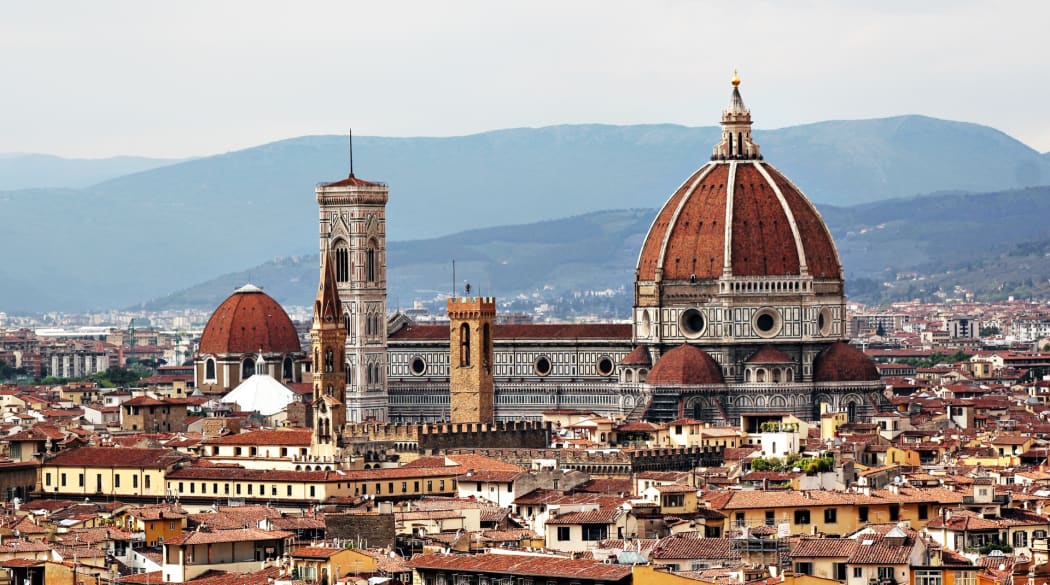 Santa Maria del Fiore, auch als Kathedrale von Florenz bekannt, mit Blick über die Stadt
