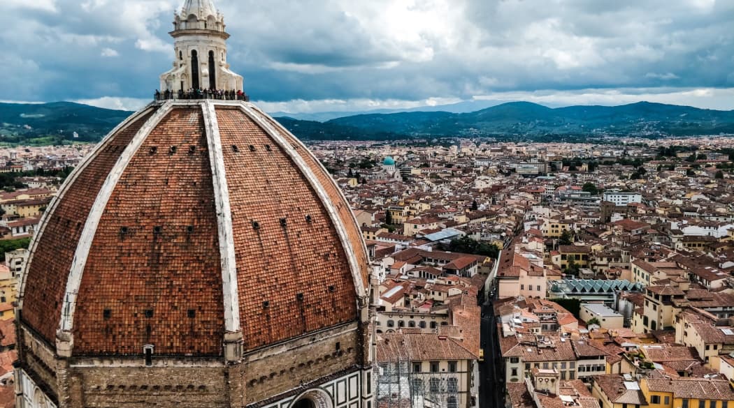 Hauptturm der Kathedrale von Florenz mit Blick über die Stadt