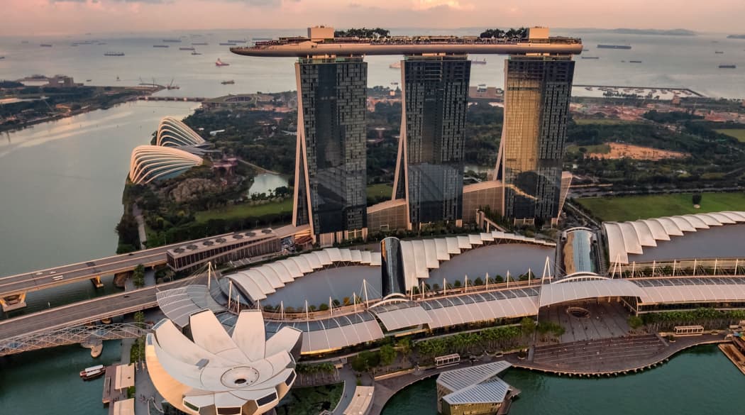 Das Hochhaus Marina Bay Sands in Singapur mit dem Pool auf dem Dach