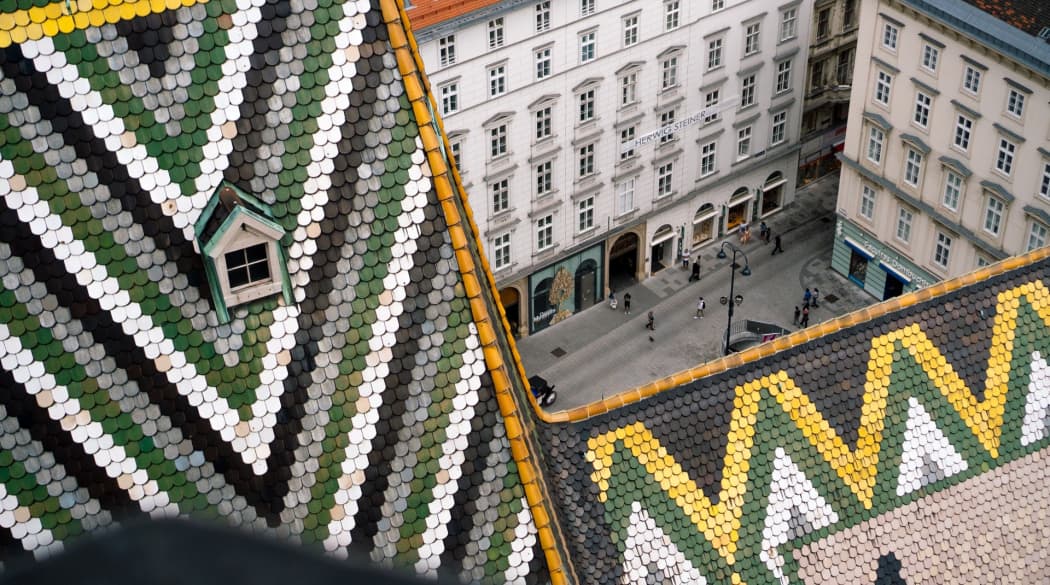 Stephansdom in Wien mit gelb-grün-grauen Biberschwanz-Dach