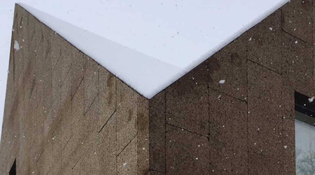 Ein Haus aus Kork in Berlin: Schnee auf dem Dach