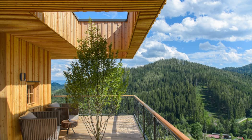 Mountain Chalets in Turnau, Österreich: vier Vogelhäuser deluxe, hier die Außenterrasse mit Baum