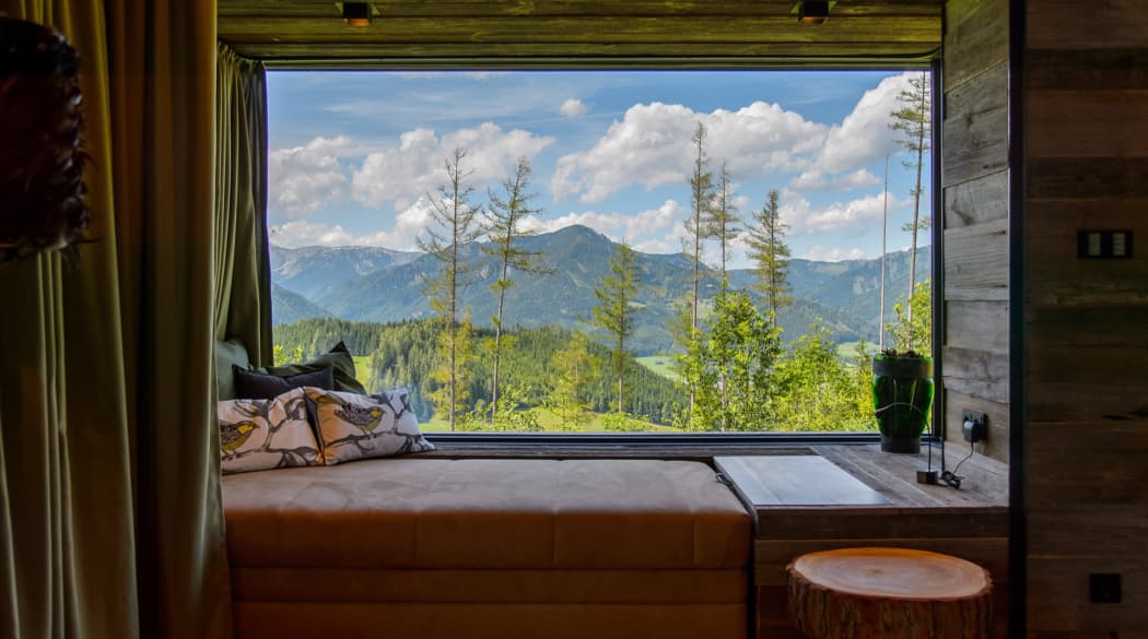 Mountain Chalets in Turnau, Österreich: vier Vogelhäuser deluxe, hier ein Blick nach draußen durch ein Fenster auf die Berge