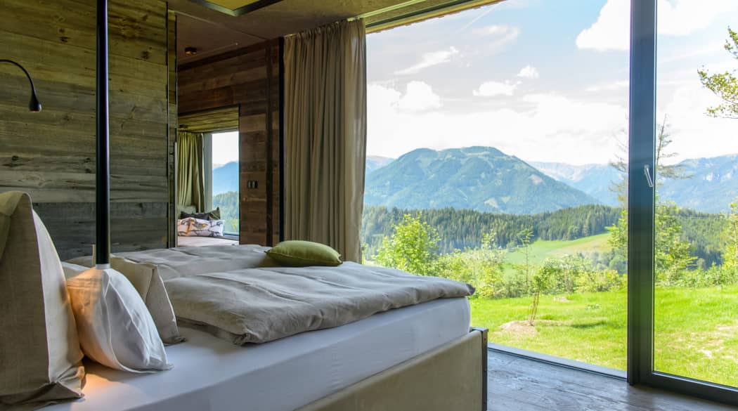Mountain Chalets in Turnau, Österreich: vier Vogelhäuser deluxe, hier der Innenraum mit Bett