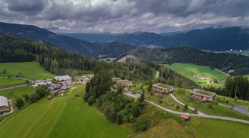 Mountain Chalets in Turnau, Österreich: vier Vogelhäuser deluxe im Blick von oben samt Zufahrsstraße