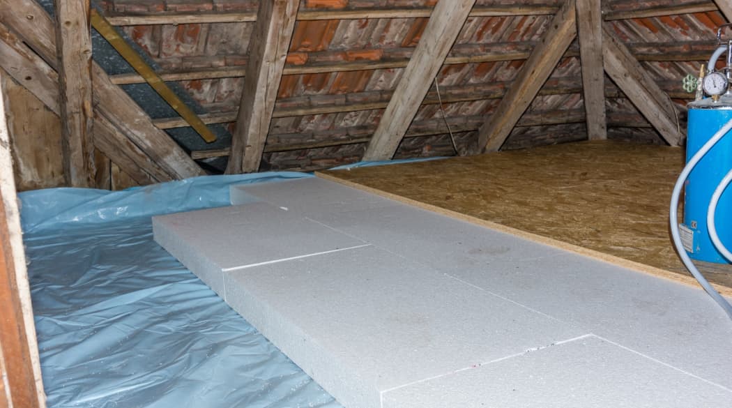 Dämmung eines Dachgeschoss-Fußbodens mit expandiertem Kunststoff EPS.