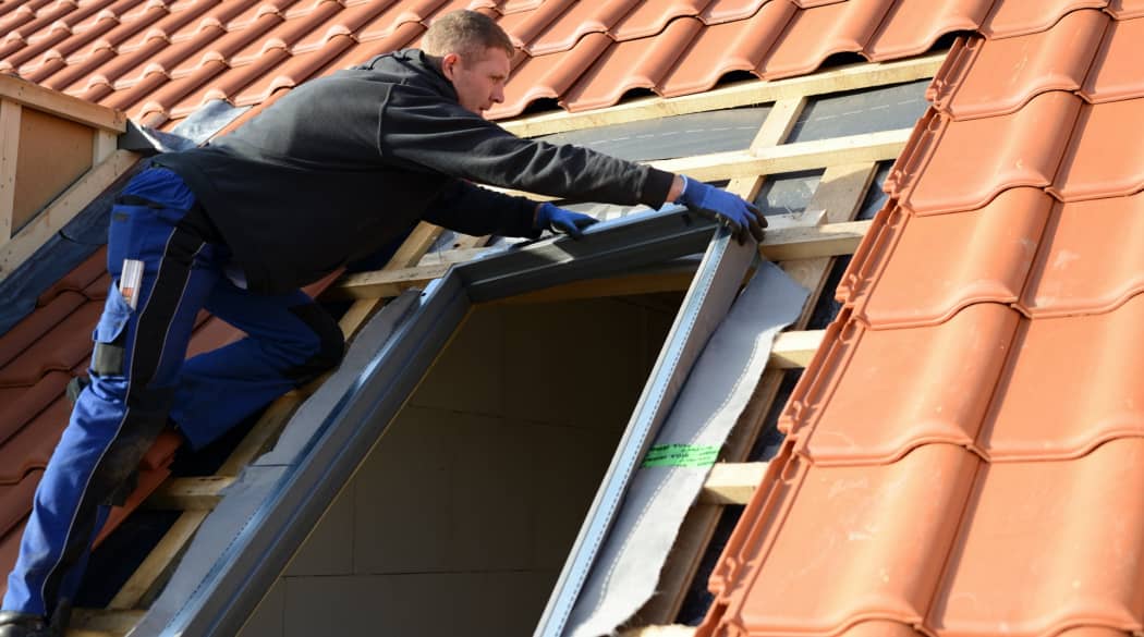 Beim Dachfensteraustausch ist sauberes Handwerk gefragt.