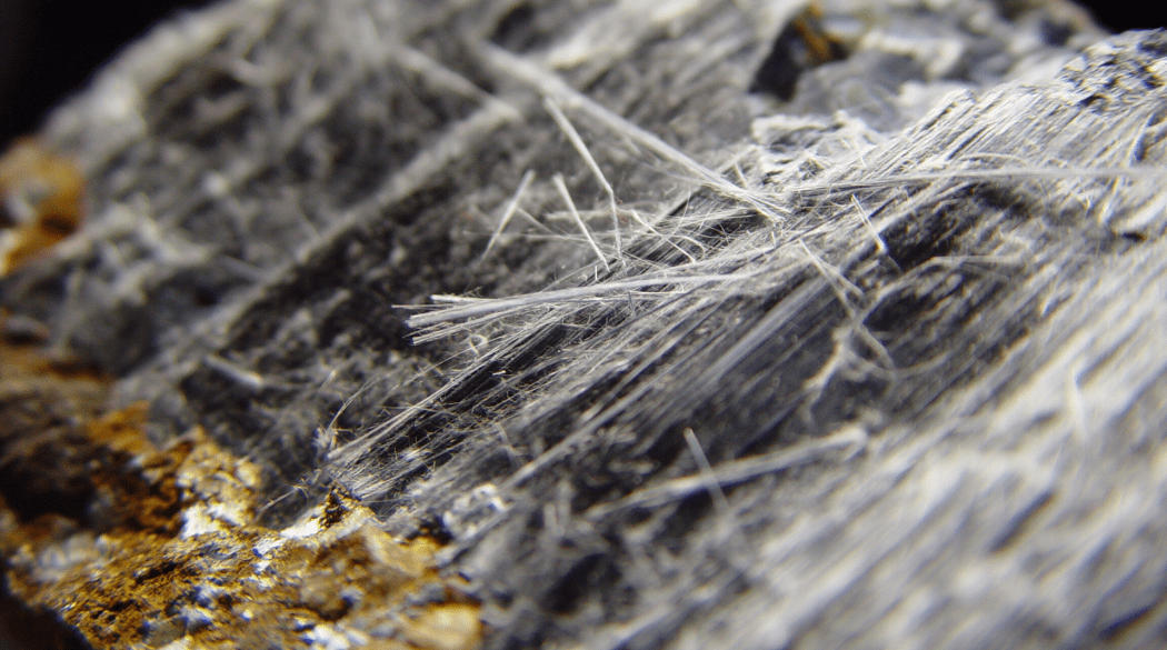 Detailaufnahme von grauen Asbestfasern