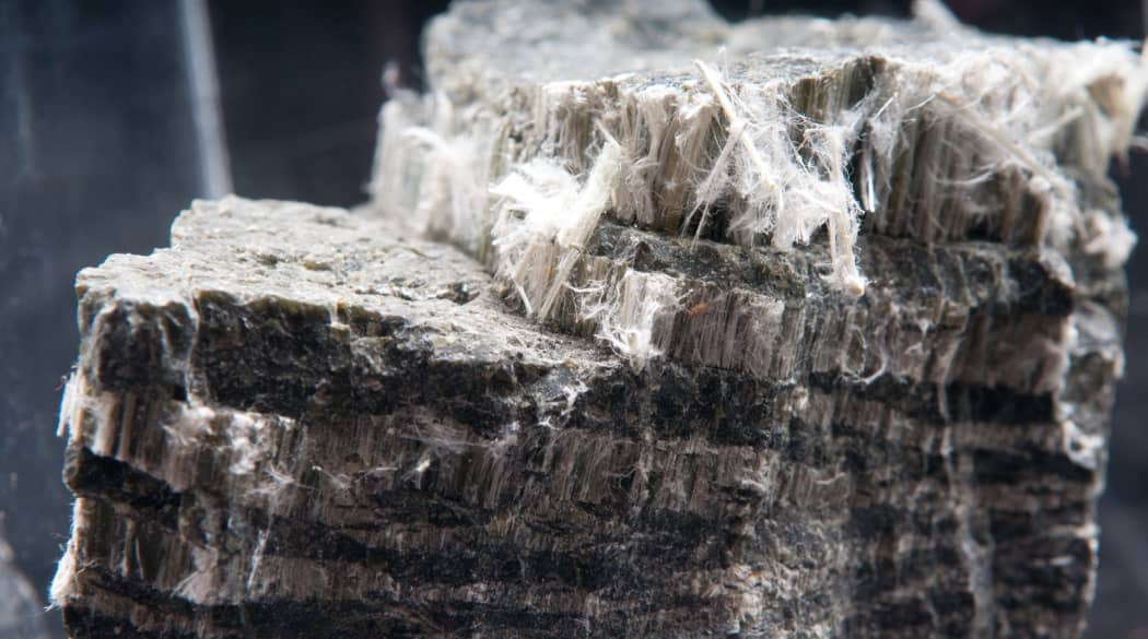 Asbestblock in Nahaufnahme