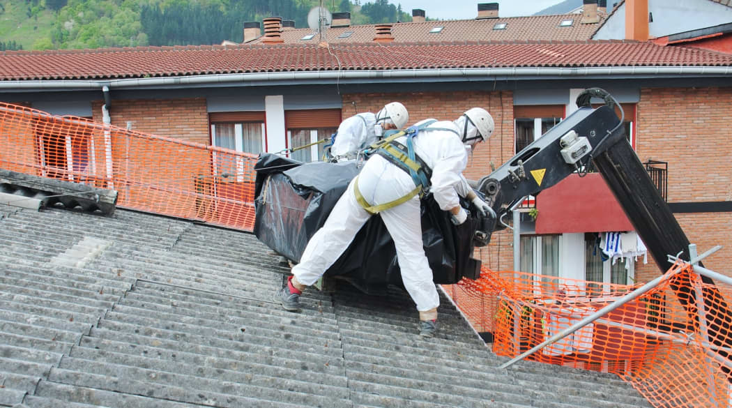 Asbest im Dach: Entsorgung mit einem Kran