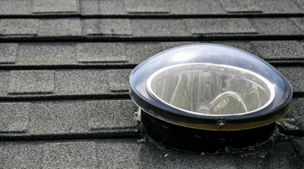 Der Lichtsammler eines Tageslichtspots auf einem typisch amerikanischen Dach.
