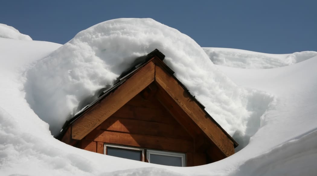 Die Schneelast auf dem Dach kann enorm sein.