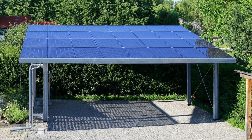 Mit Solarpanelen wird der Carport zum Energielieferanten.