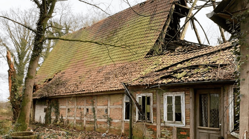 Resthof Talge: Seitenansicht kaputtes Dach